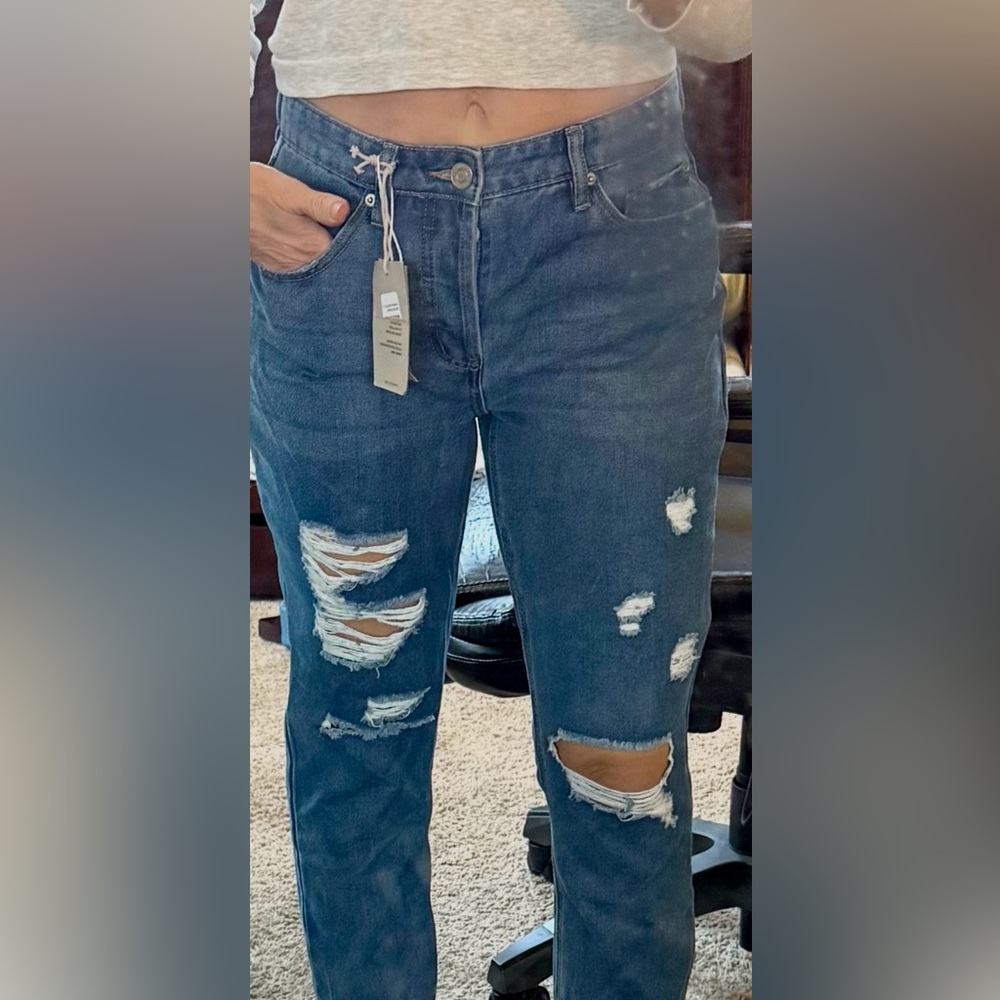 Forever 21 Distressed Straight Leg Blue Jeans. Size 27